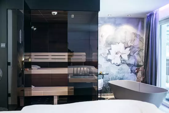 Moderne Privat Sauna im Zimmer mit freistehender Badewanne