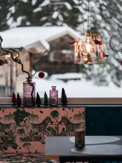 Gemütliches Restaurant mit Aussicht auf den verschneiten Garten