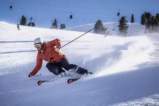 Skifahrer auf Piste