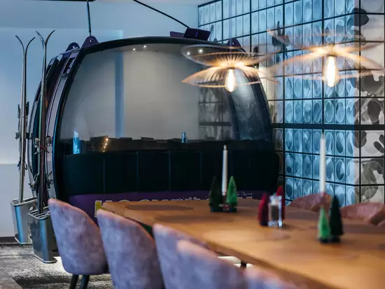 Alte Gondel als Dekoelement im modernen Restaurant