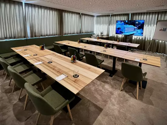 Besprechungsraum mit Holzstühlen