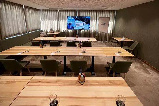 Besprechungsraum mit Tischen