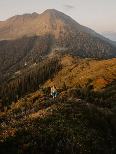 Outdoor Szene in Berglandschaft und einer Person auf dem Höhenweg