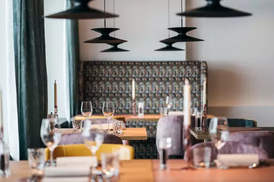 Stilvoll arrangiertes Besteck und Gläser im Restaurant