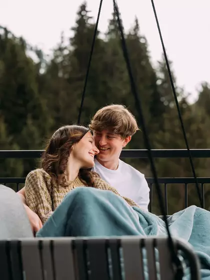 Verliebtes Paerchen im Aussenbereich mit Berge im Hintergrund