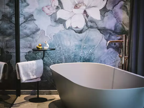 Freistehende Badewanne in der Spa Suite mit moderner Einrichtung