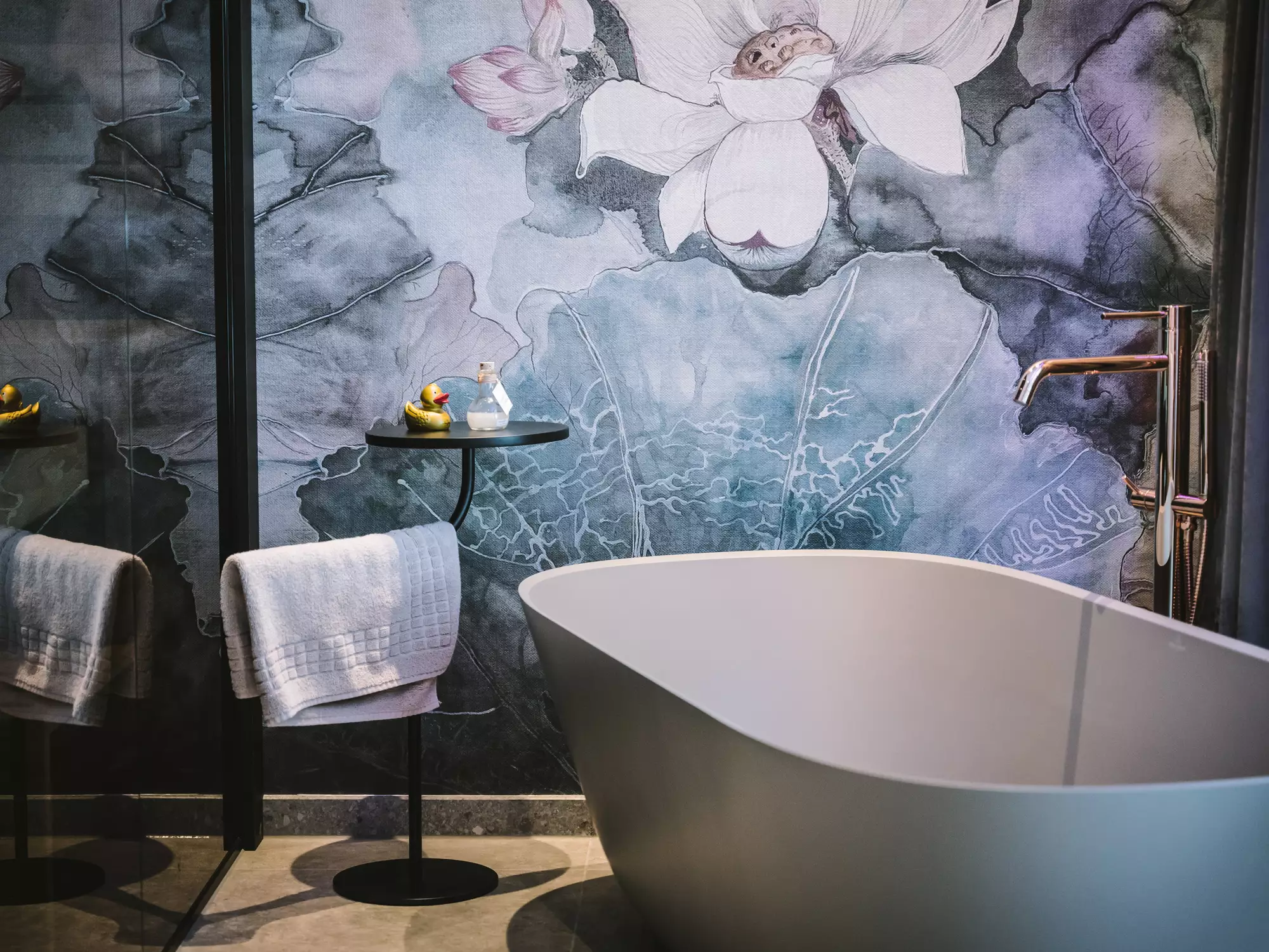 Freistehende Badewanne in der Spa Suite mit moderner Einrichtung