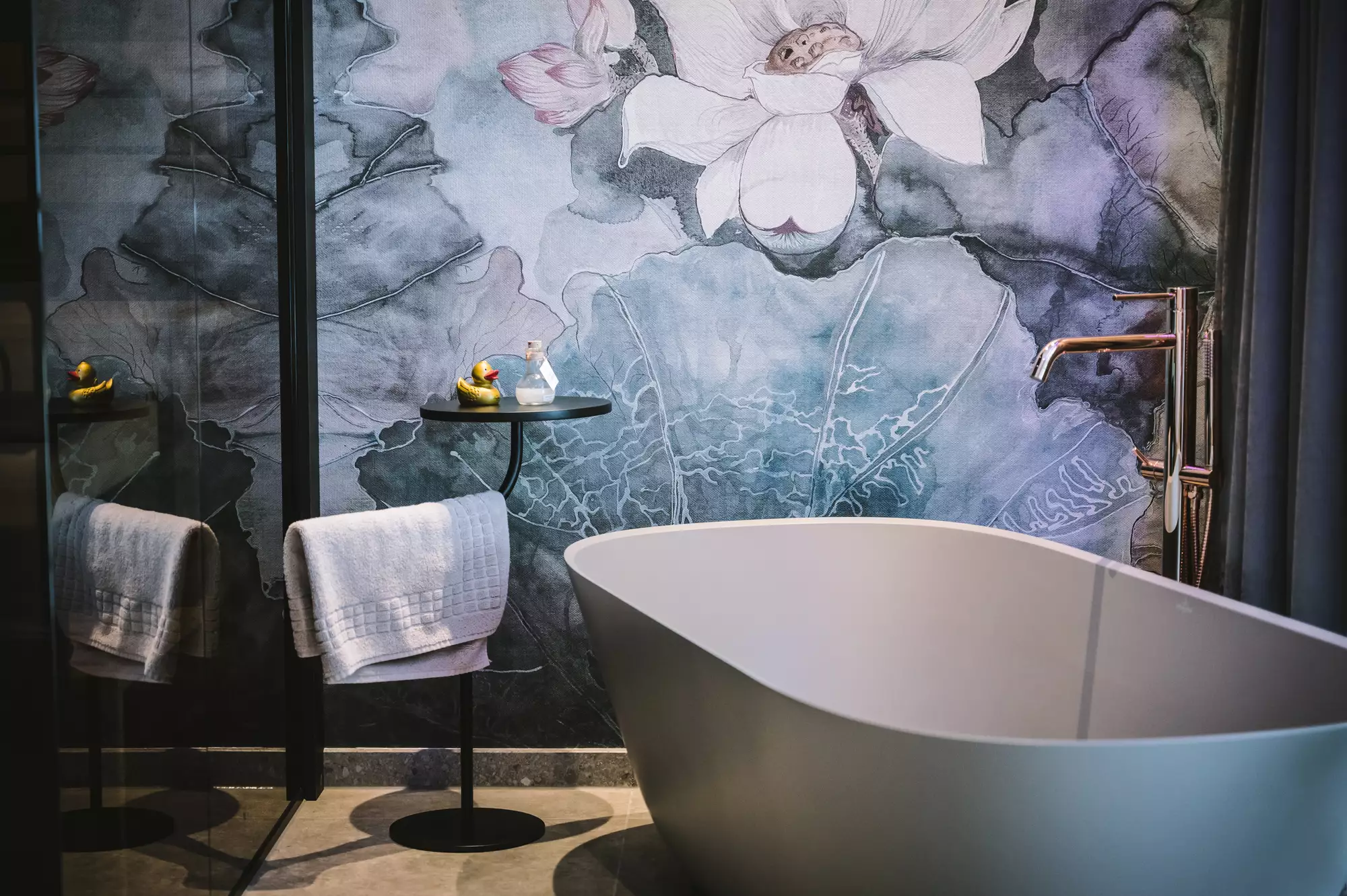 Freistehende Badewanne in der Spa Suite mit moderner Einrichtung