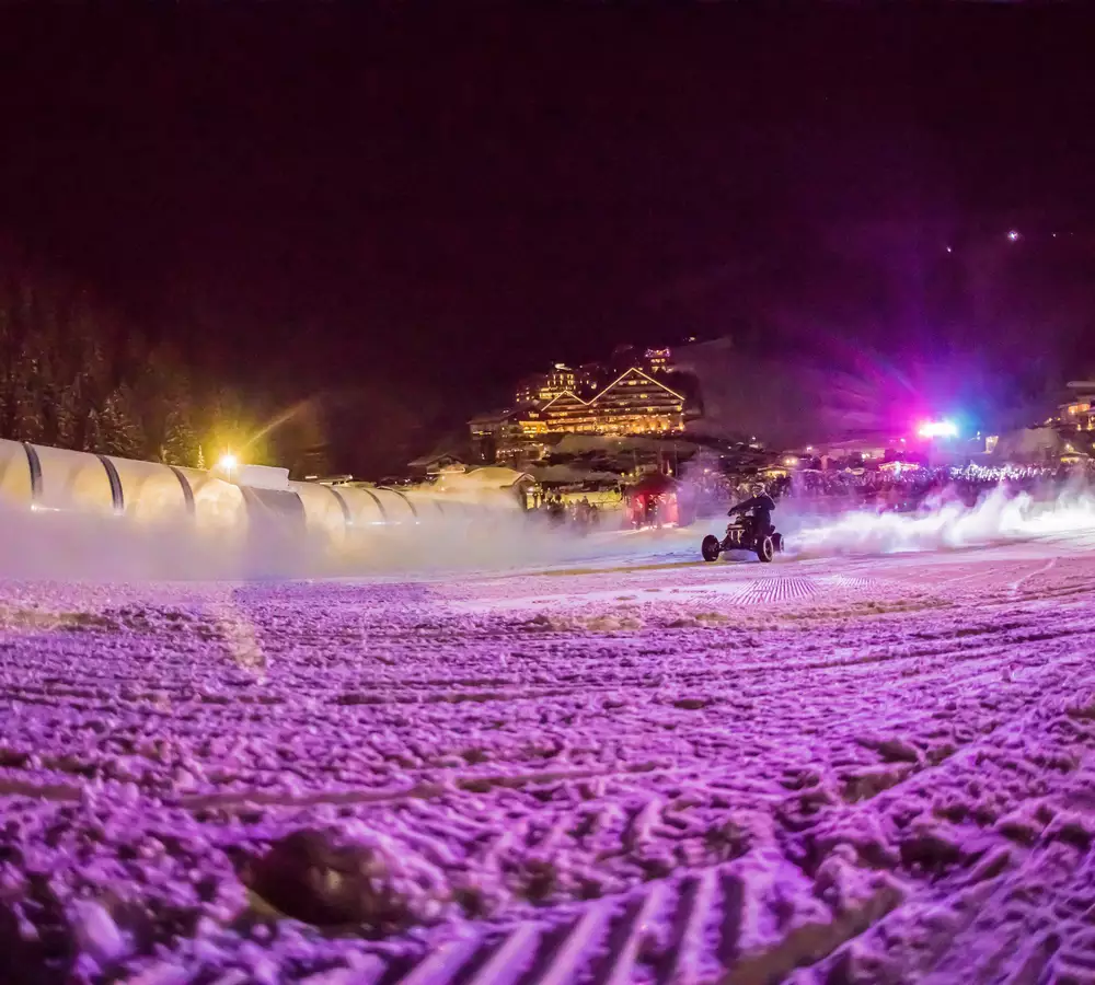 Lichtershow in winterlicher Umgebung bei Nacht