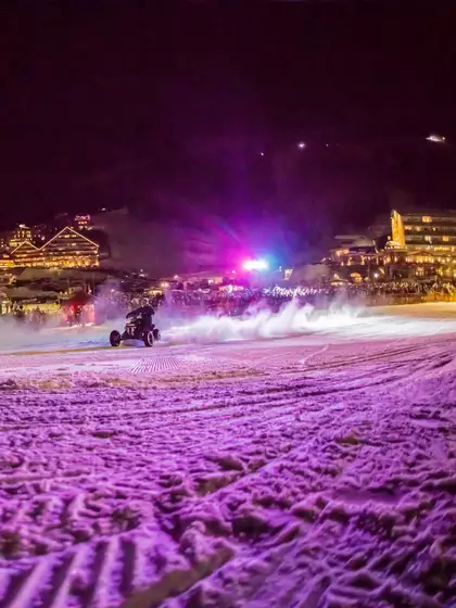 Lichtershow in winterlicher Umgebung bei Nacht