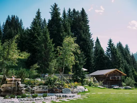 Übersicht Garten mit Kneipanlage und Stadl