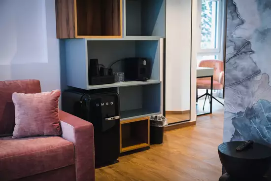 Kaffeemaschine und Kühlschrank in der Spa Suite