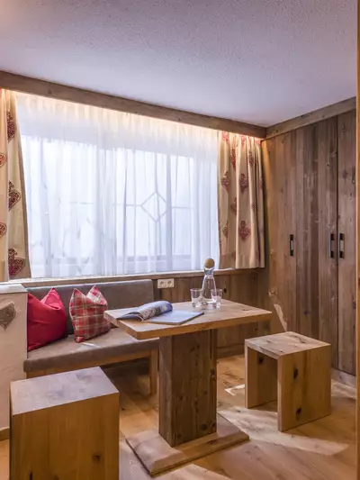 Wohnbereich Juniorsuite Sidanjoch mit viel Holz eingerichtet