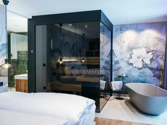 Private Sauna in der Suite mit freistehender Badewanne