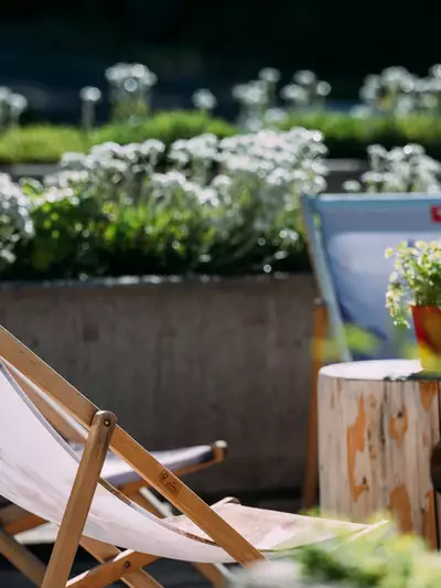 Detailaufnahme Sonnenstühle Garten