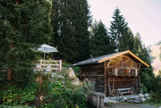 Kleiner Stadl im Garten aus Altholz