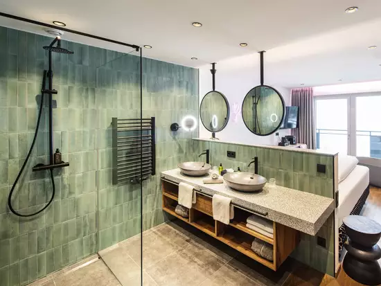 Großzügige Suite mit freistehender Badewanne im Zimmer