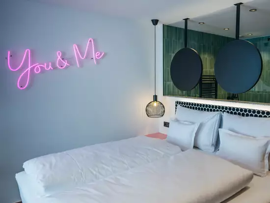 Modern eingerichtetes Zimmer mit Neonschild 