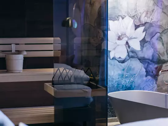 Private Sauna im Zimmer mit ausreichend Platz