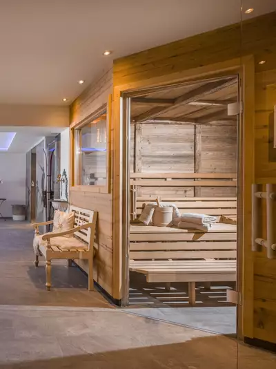 Saunabereich Berghotel Hüchfügen mit verschiedenen Saunen und Liegen
