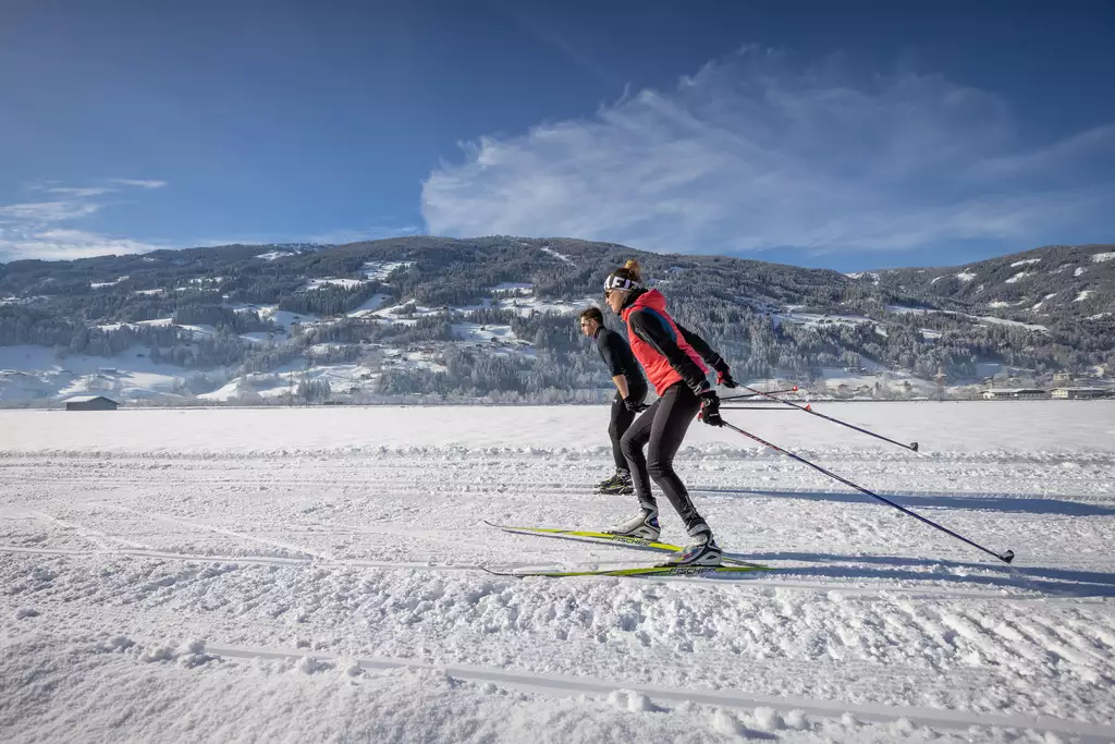Langläufer auf Loipe 