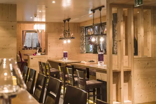 Gemütliche Bar mit moderner Deko und Holz