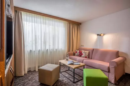 Sitzbereich in der Juniorsuite mit Fernsehrgerät