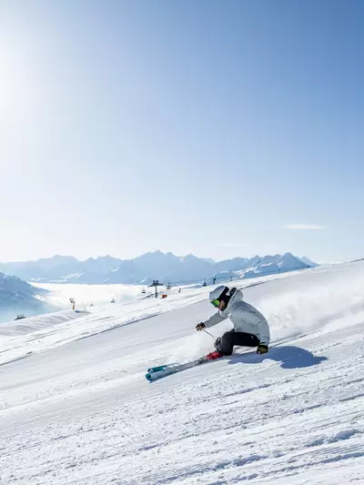 Skifahrer vor Bergpanorama und blauem Himmel