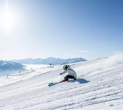 Skifahrer vor Bergpanorama und blauem Himmel