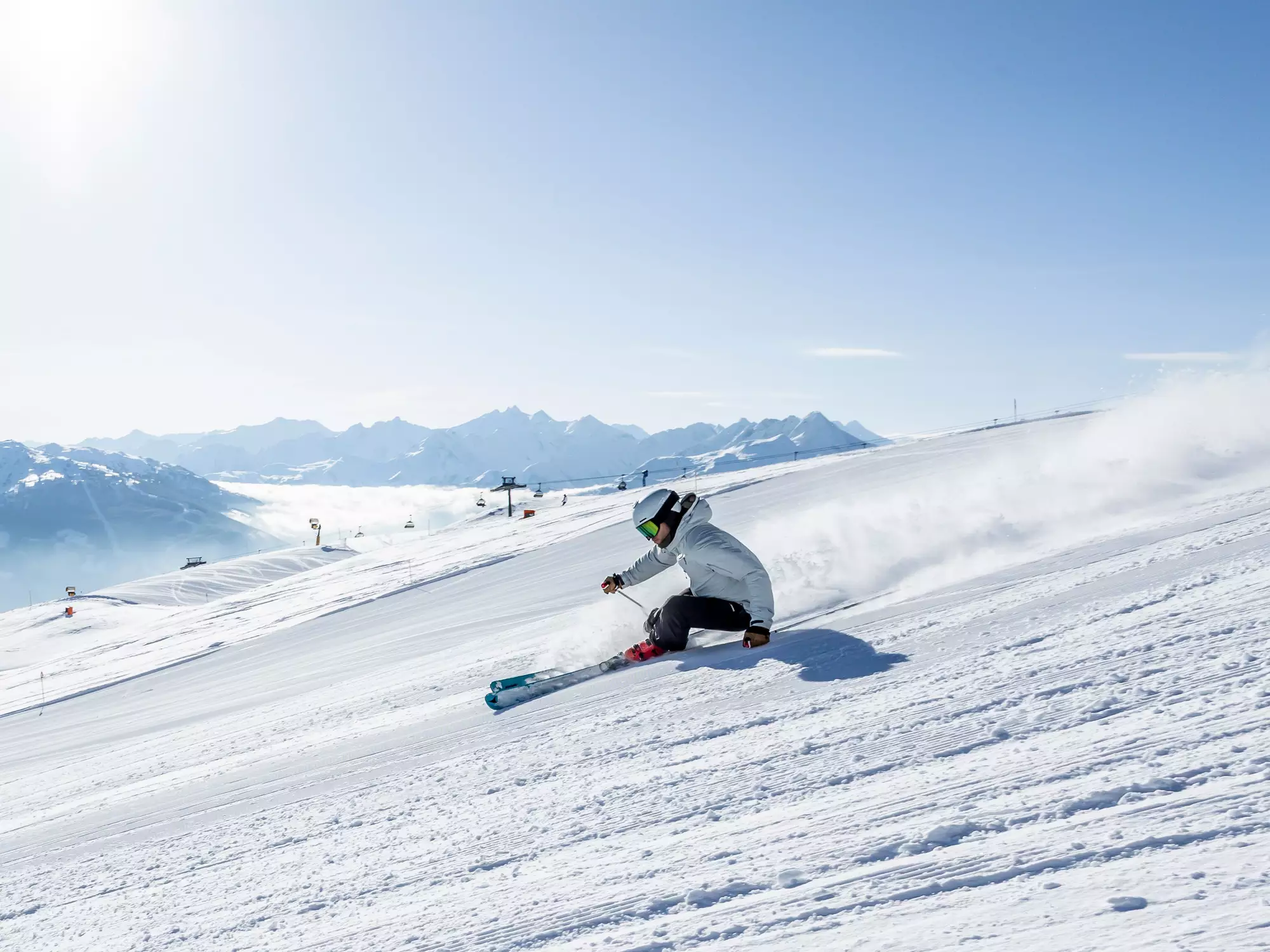 Skifahrer vor Bergpanorama und blauem Himmel