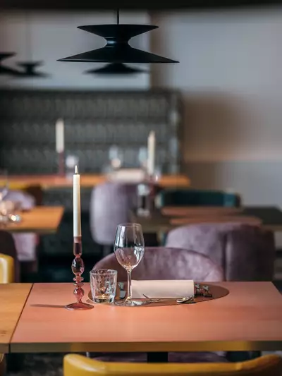 Detailfoto Restaurant mit moderner Ausstattung