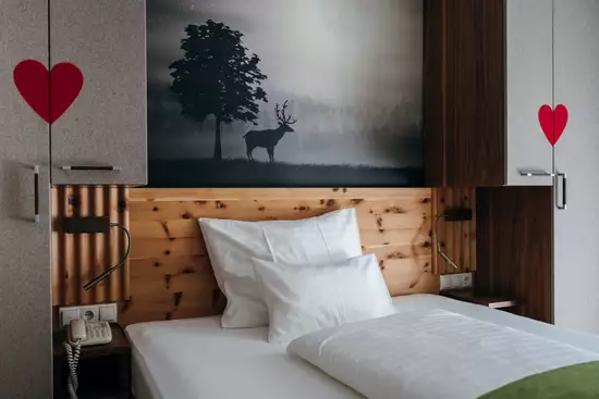 Zimmer mit moderner Einrichtung und viel Stauraum