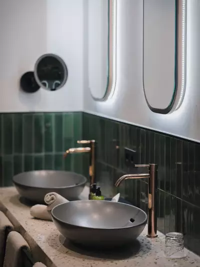 Badezimmer mit 2 Waschtischen und beleuchtetem Spiegel