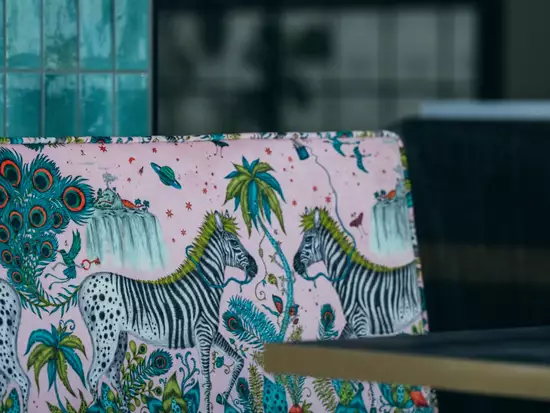 Detailaufnahme Sitzbank Restaurant