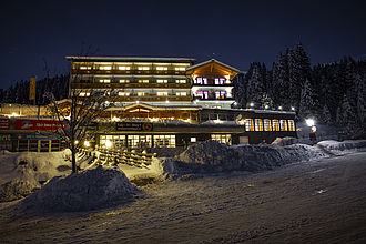 Berghotel Westseite bei Nacht