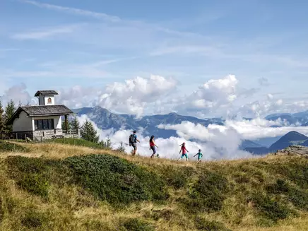 Familie bei Wanderung im Sommer