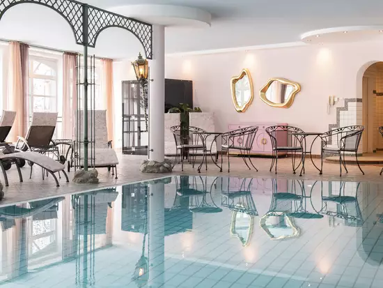 Wellnessbereich mit Indoor Pool und Liegen