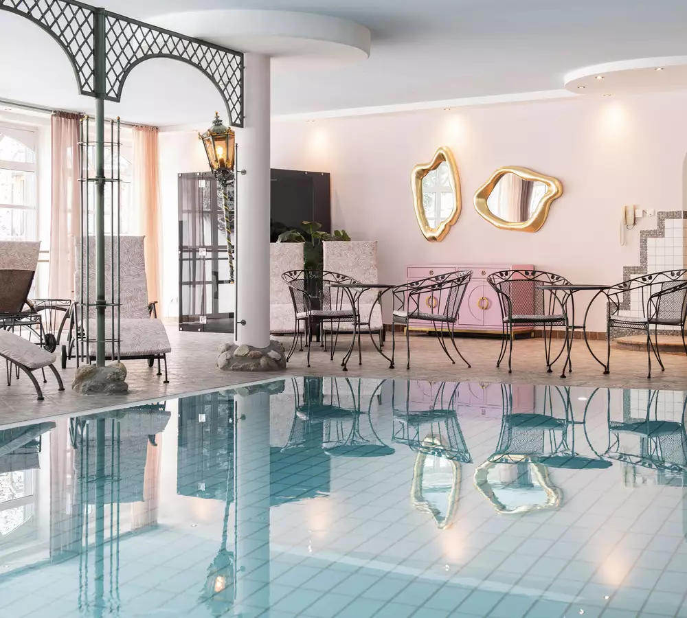 Wellnessbereich mit Indoor Pool und Liegen