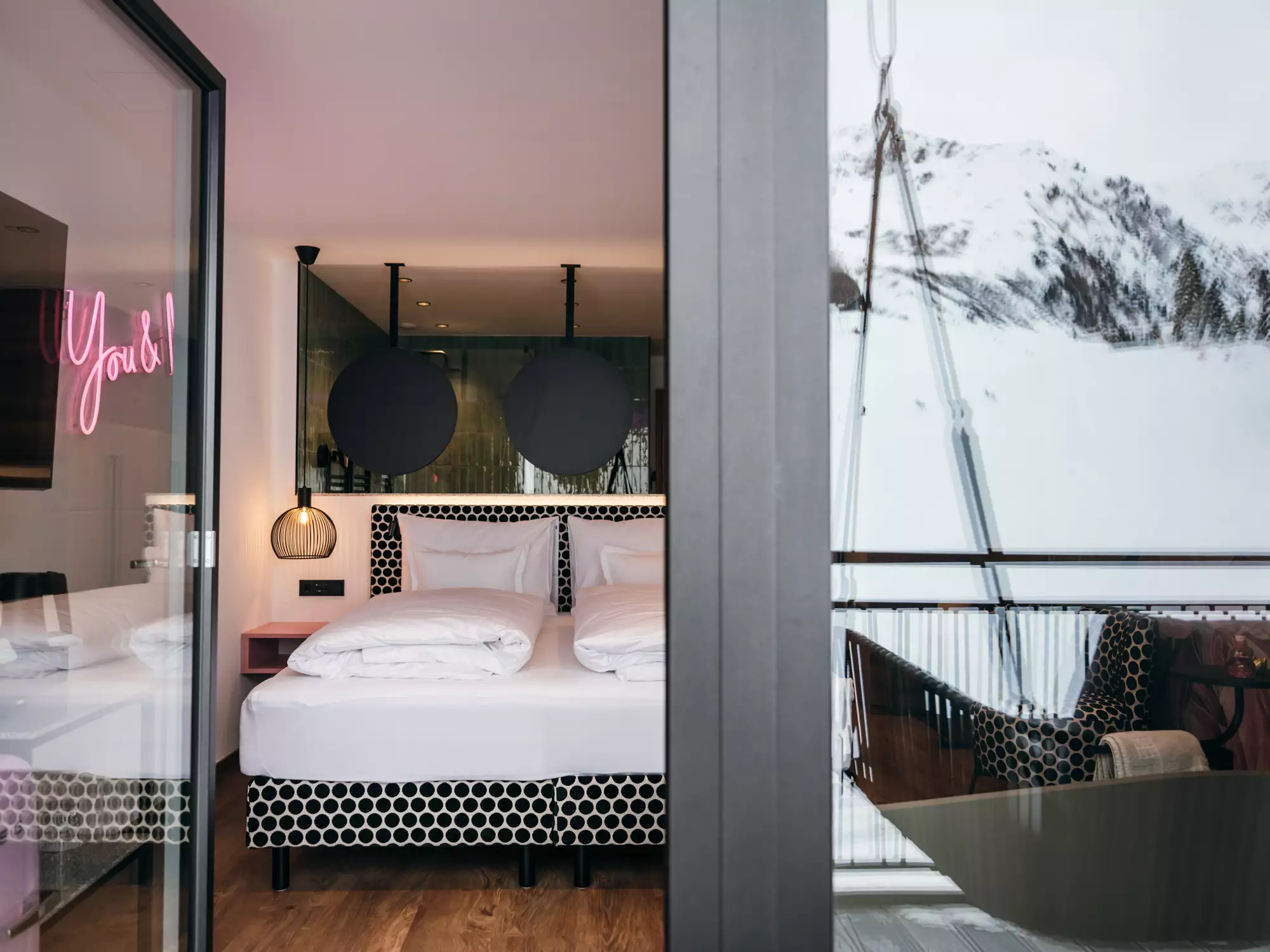 Moderne Suite mit Balkon und Blick auf die verschneite Berglandschaft