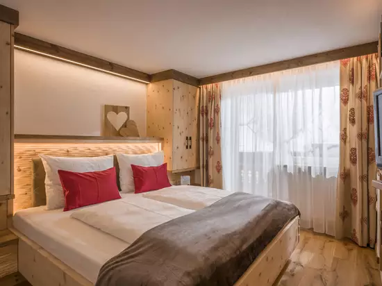 Gemütliches Doppelbett in der Juniorsuite Sidanjoch