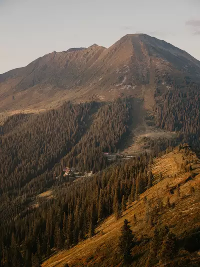 Bergpanorama mit herbstlichen Farben