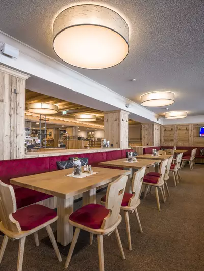 Gemütliche Gaststube im traditionellen Alpenstil mit Holzelementen