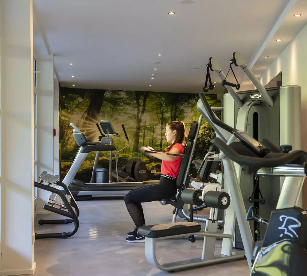 Training mit Aussicht im Fitnessraum im Berghotel Hochfügen