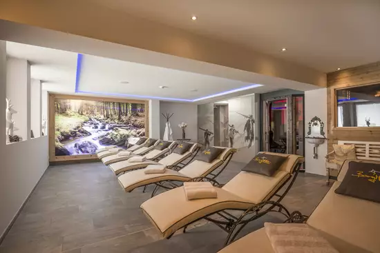 Entspannungsbereich in der Saunalandschaft im Berghotel Hochfügen