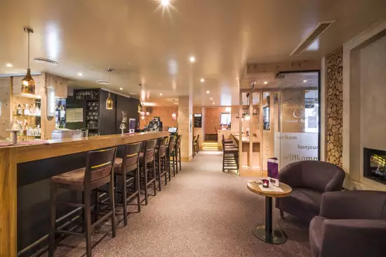 Eingangsbereich Bar mit Sitzecke und Bar