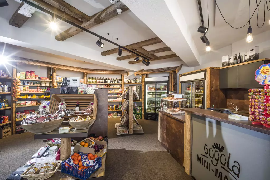 Mini Markt mit kleiner Auswahl an Lebensmitteln