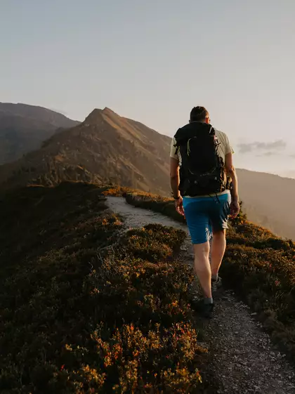 Person auf einem Wanderweg in traumhafter Berglandschaft