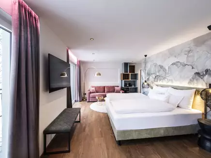 Geräumige Spa Suite mit großem Bett