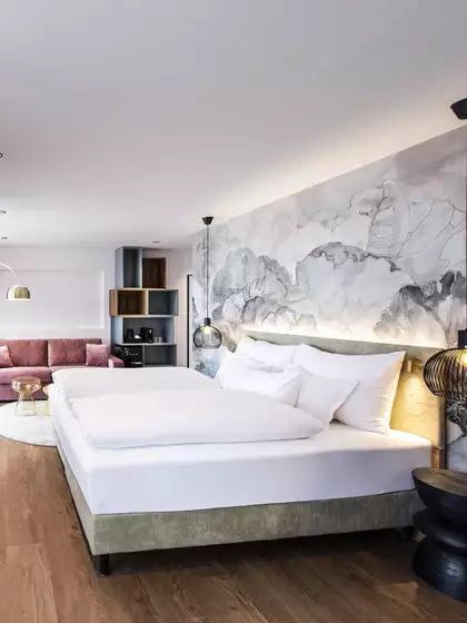 Geräumige Spa Suite mit großem Bett