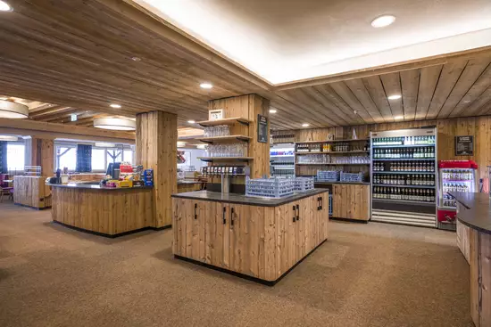 Selbstbedienungsbereich in einem modernen, reduzierten Restaurantambiente mit viel Holz.